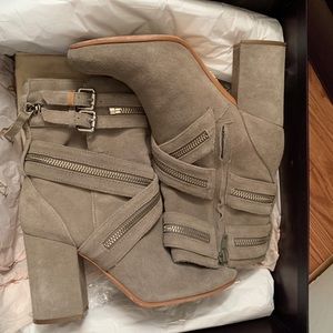 Vince Camuto Signature Suede Bootie Size 6